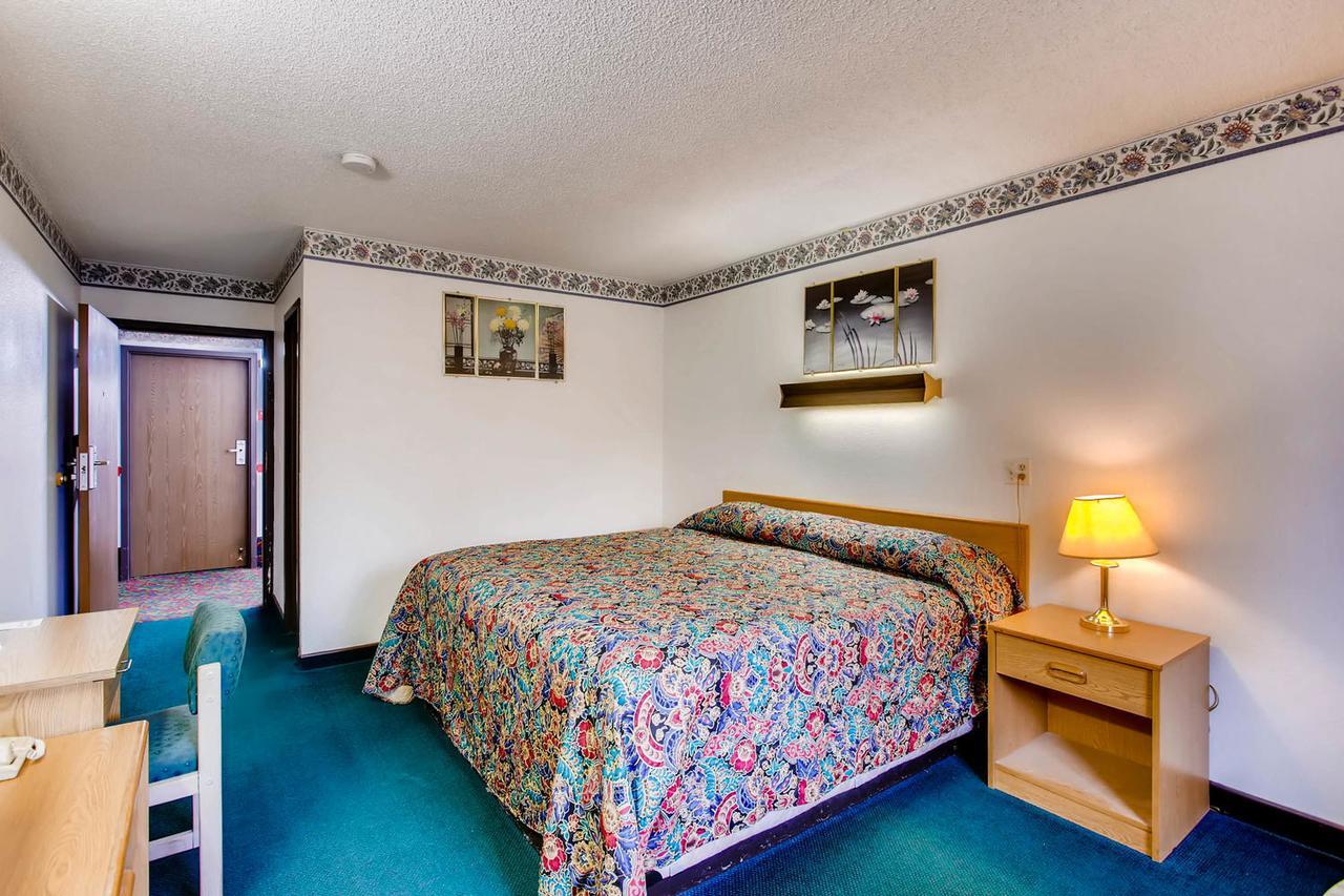 Motel 9 Fort Collins Exterior photo