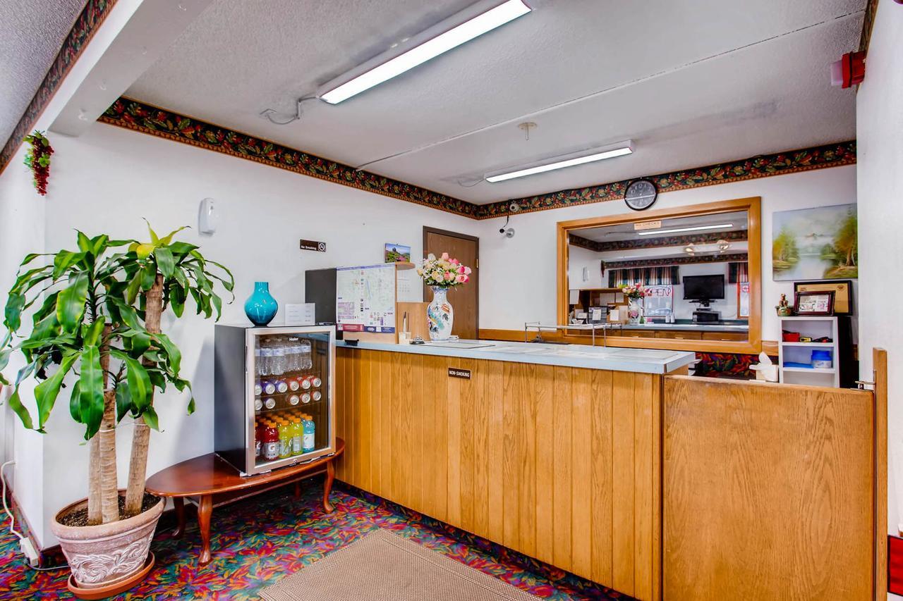 Motel 9 Fort Collins Exterior photo